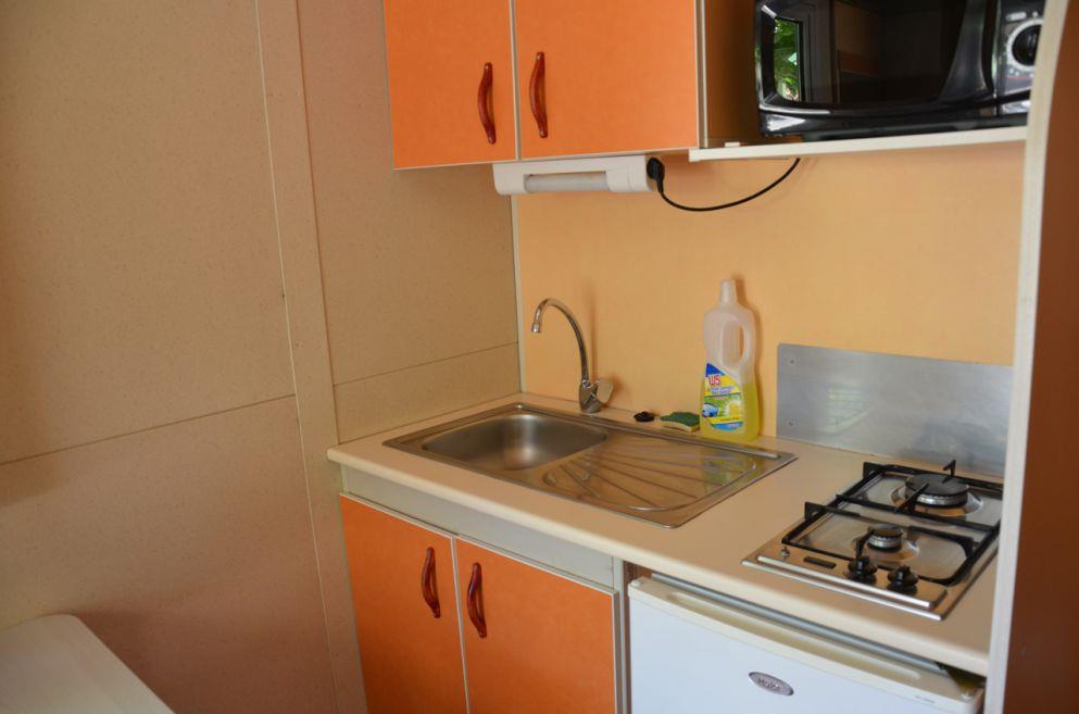 camping_lhermitage_chalet_2ch_tv_cuisine2 location de chalet Pradet