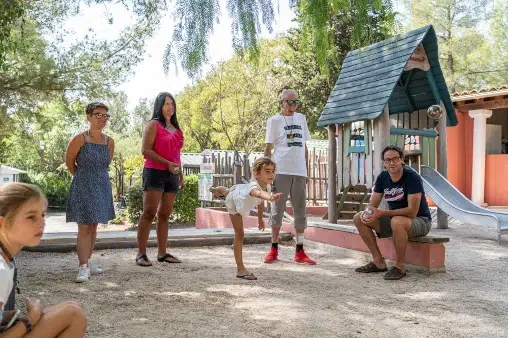 camping avec activités et terrain de pétanque et jeux enfant