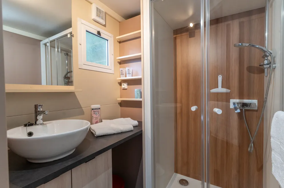 location 5 personnes avec télévision et climatisation au camping l'Hermitage