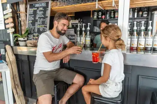 camping l'Hermitage, le-Pradet avec un service buvette, glaces au bord de la piscine