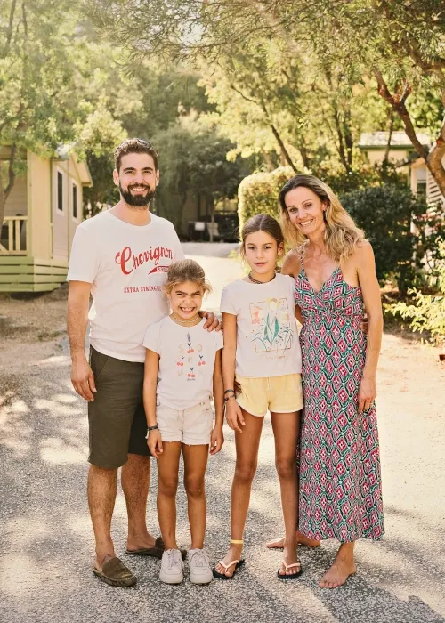 camping-hermitage-famille-amelie-cedric-le-pradet Amélie et Cédric, propriétaires du camping l'Hermitage au Pradet, avec leurs filles