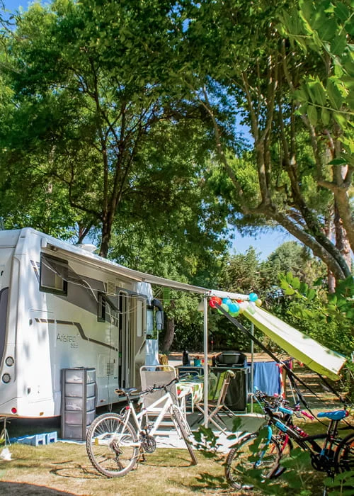 emplacements-camping-bord-de-mer-le-pradet Emplacement ombragé pour camping-car au camping l'Hermitage, Le Pradet