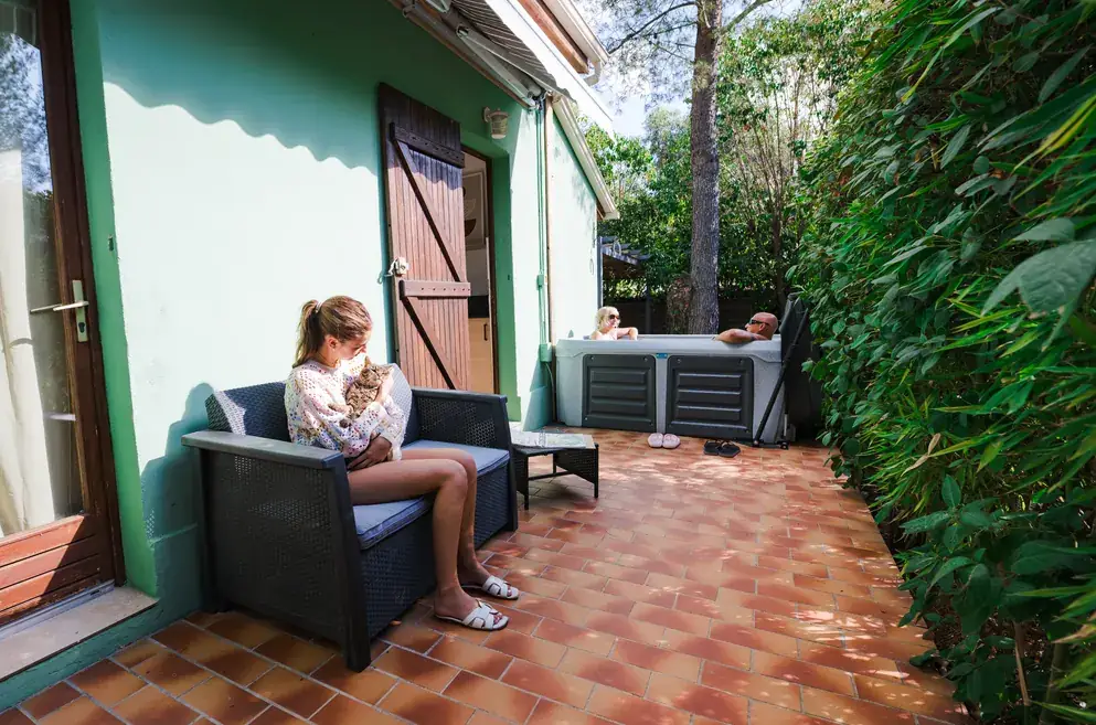 Terrasse privée de 15 m² avec jacuzzi, location Maison d’Edith au Camping l’Hermitage