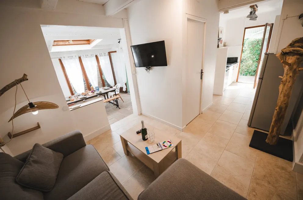 Séjour lumineux ouvert sur la salle à manger, maison 6 personnes au Camping l’Hermitage