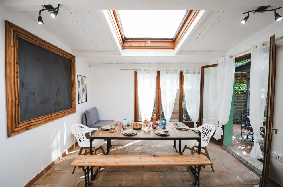 Salle à manger sous verrière de la Maison d’Edith, location de vacances au Pradet dans le Var