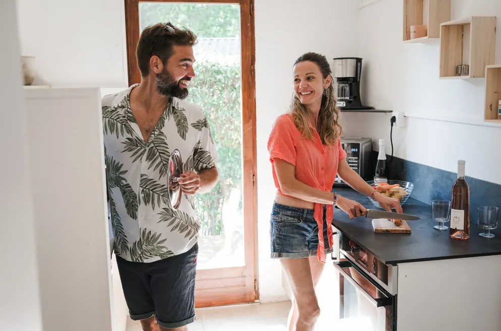 Cuisine équipée avec four et lave-vaisselle, Maison d’Edith au Camping l’Hermitage