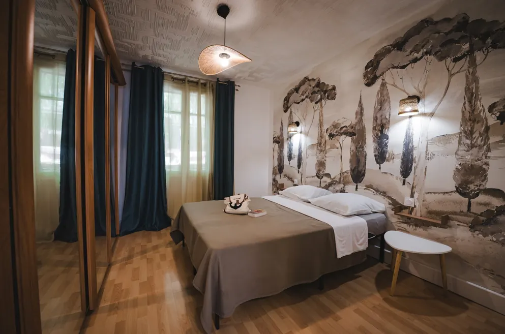 Chambre parentale avec lit 140×190 et fresque murale, Maison d’Edith au Pradet