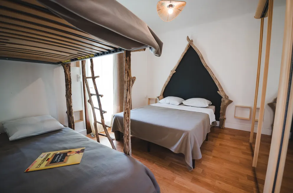 Chambre avec lits superposés et lit 140×190, location 6 personnes au Camping l’Hermitage