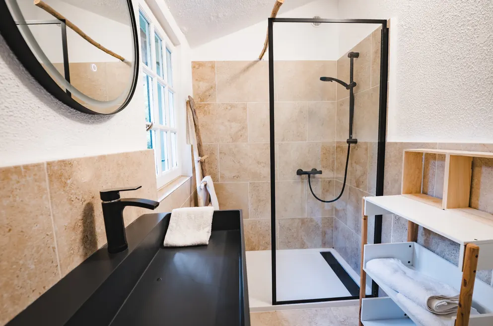 Salle de bain moderne avec douche vitrée, Maison d’Edith VIP Spa au Pradet