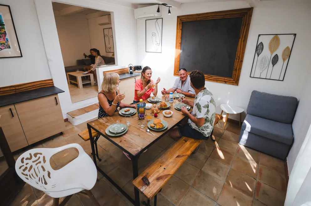 Petit-déjeuner en famille dans la Maison d’Edith, location VIP Spa au Camping l’Hermitage