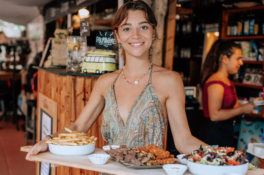 Plats servis à la buvette du Camping l'Hermitage, frites et salades pour l'été au Pradet