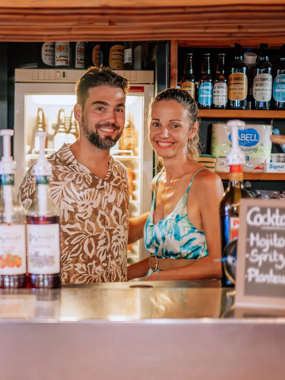 Les gérants du Camping l'Hermitage accueillent les vacanciers au bar du camping, au Pradet