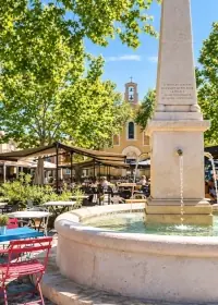 Fontaine et terrasses du centre-ville du Pradet, à 300 m du camping