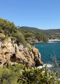 Criques et eaux turquoise à 400 m du camping 4 étoiles au Pradet