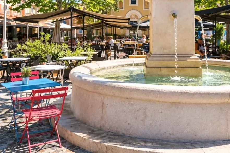 Place ombragée et fontaine provençale près du Camping l'Hermitage, Le Pradet hors saison