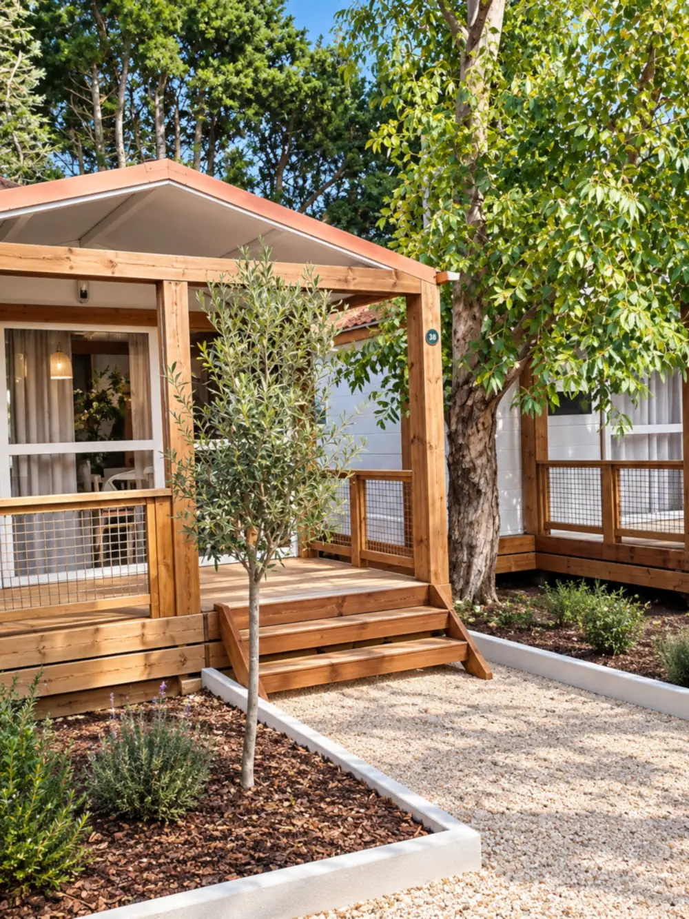Location chalet le Pradet avec terrasse en bois sous les arbres, Camping L'Hermitage